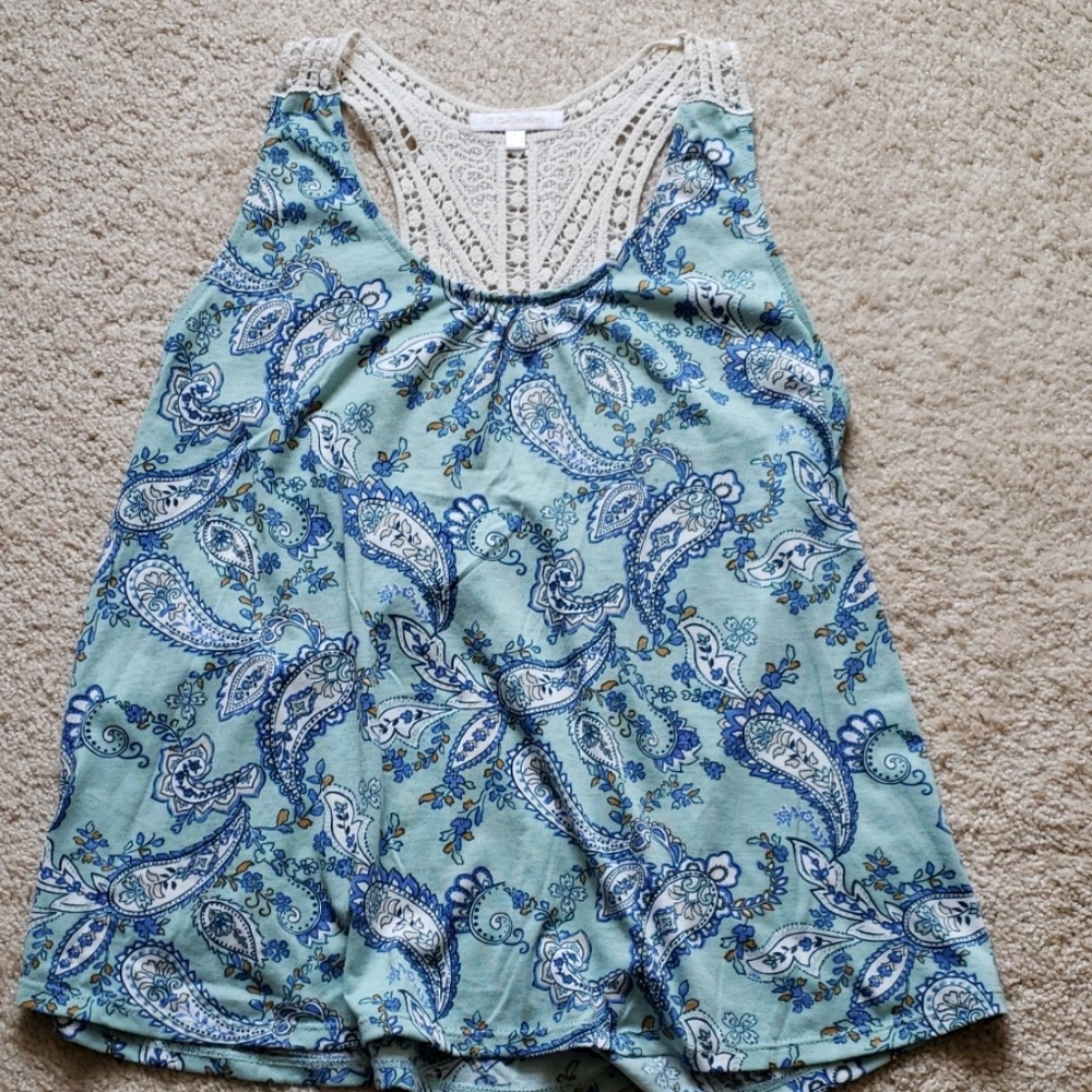 💕6/$25💕 Like new! Tank blouse w/ lace